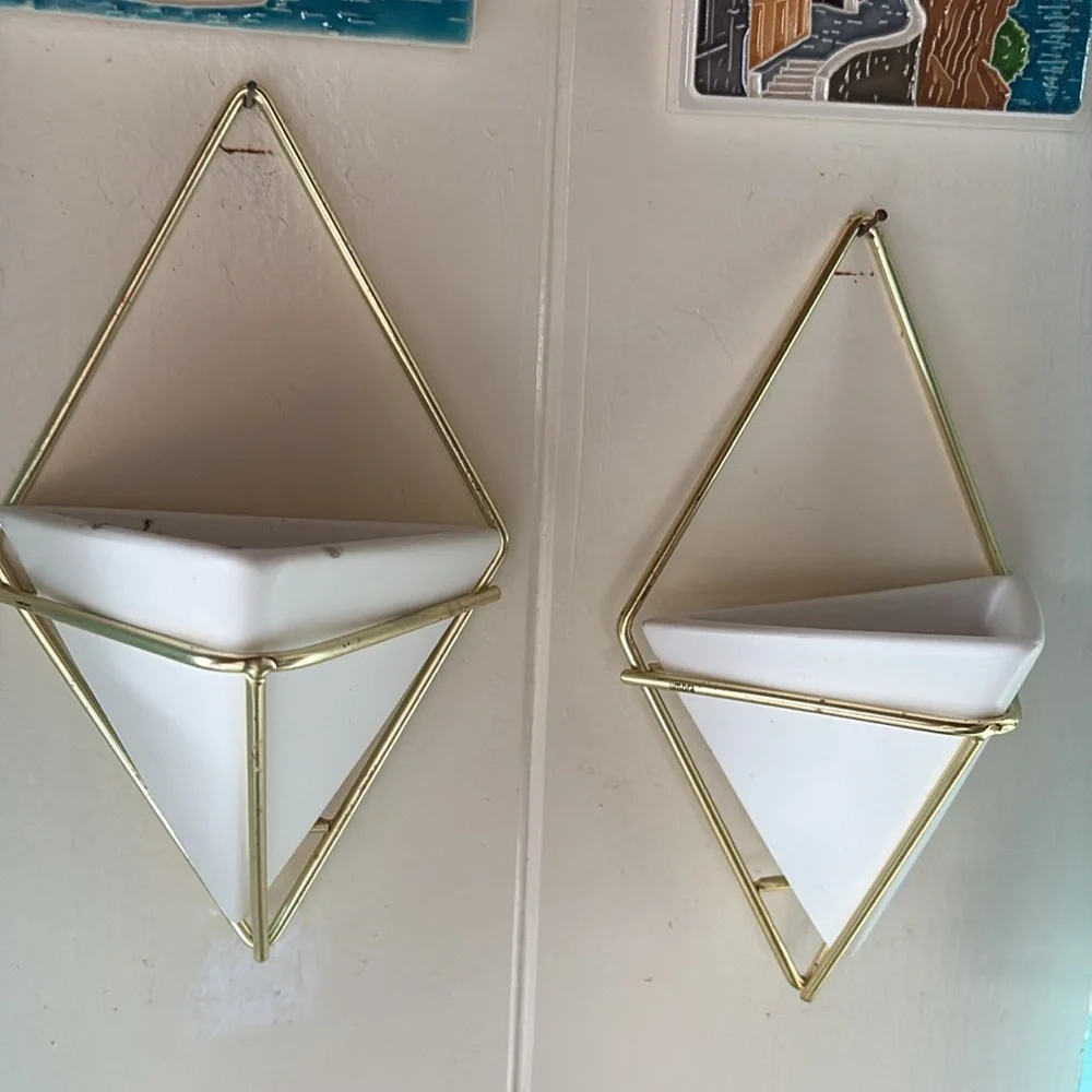 2 Ceramic Triangular Vases - Picture 2 of 5